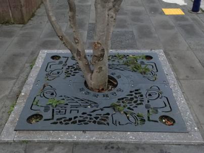 韓国の街路樹カバー蓋