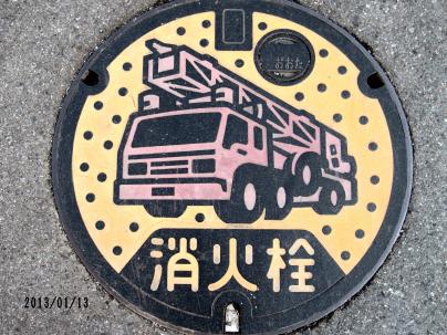 太田市の市章入り円形消火栓蓋。