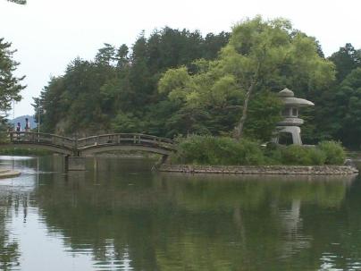 米原市山東の三島池の日本一の大きさの石灯籠とマツ